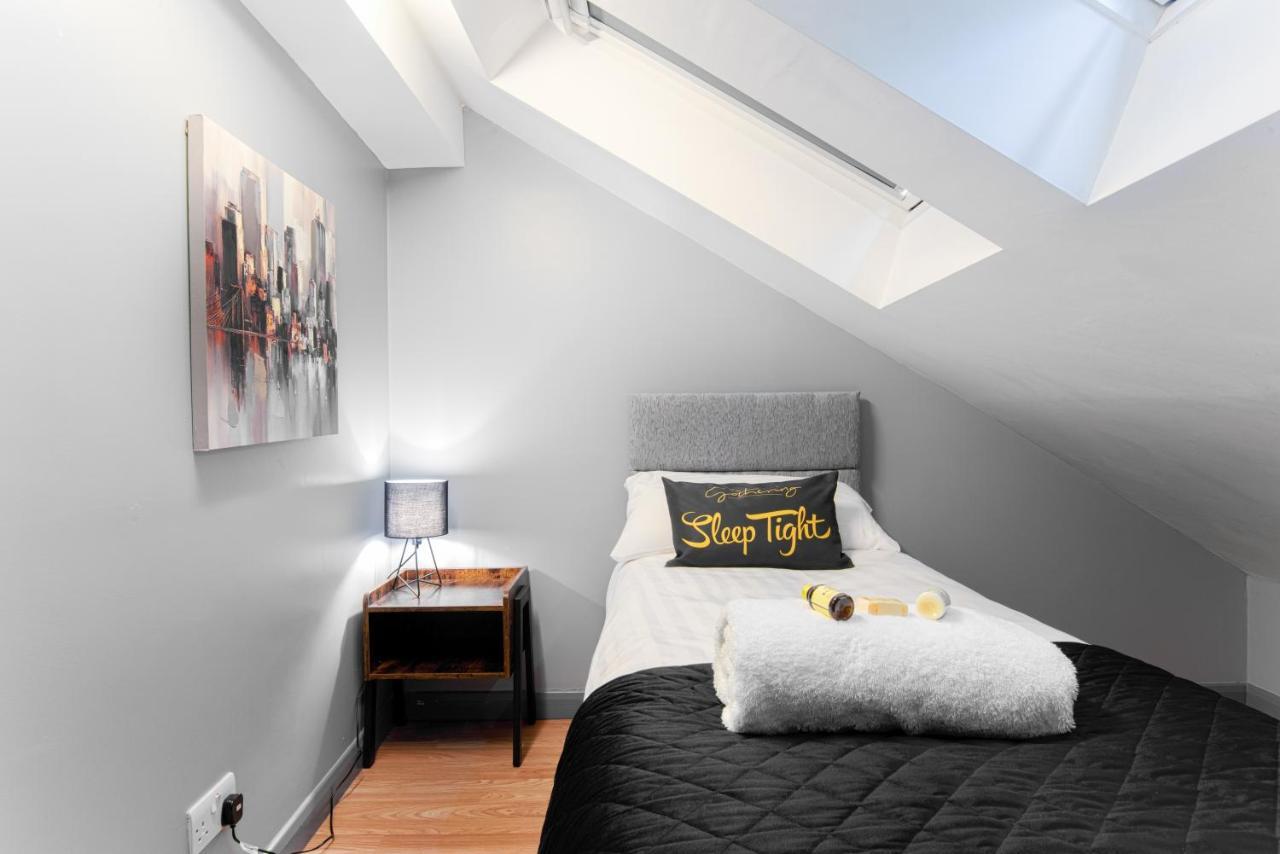 The Penthouse Gathering - Town Centre - Sleeps Up To 16 Wrexham Exterior photo